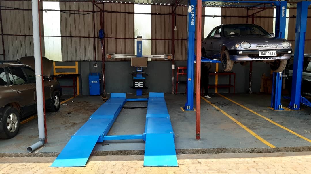 Aktueller Firmenfall über Autoaufzug, Scherenhebebühne, Ausrichtungsmaschine, spraybooth installiert in Ruanda